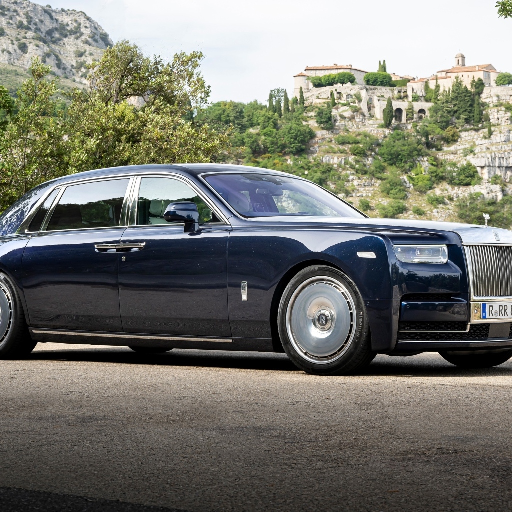 Автомобиль Rolls-Royce Phantom 2022 года