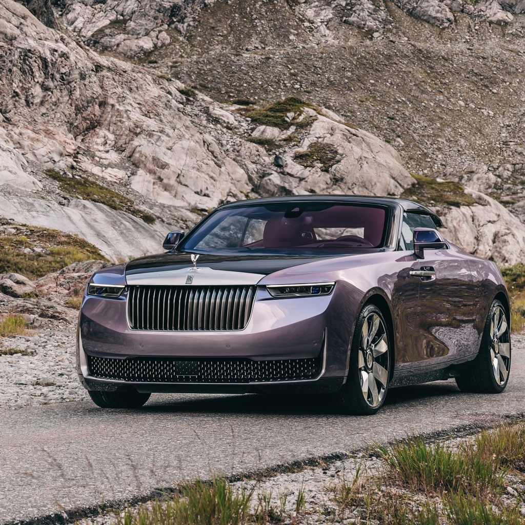 Автомобиль Rolls-Royce Amethyst Droptail 2023 года в горах