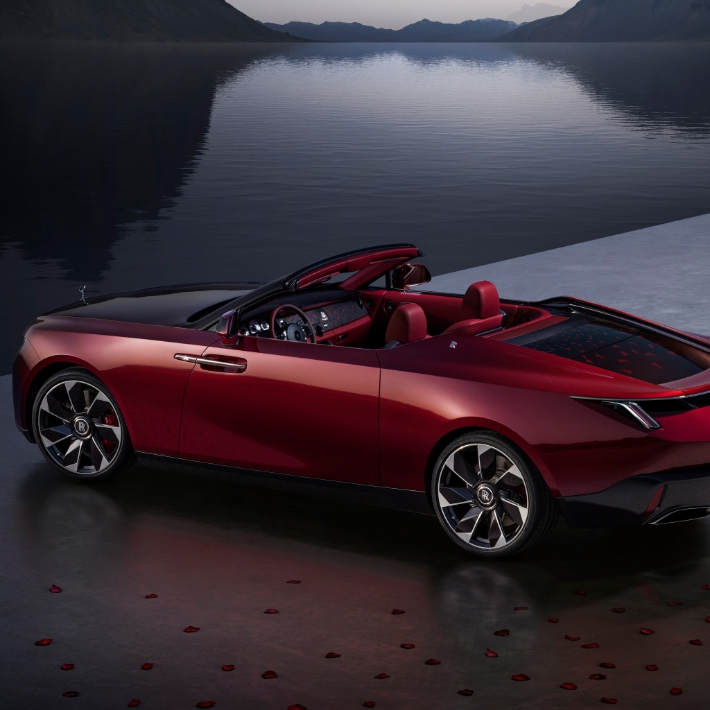 Кабриолет Rolls-Royce La Rose Noire Droptail 2023 года стоит у воды