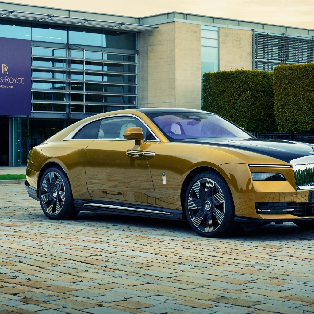 Красивый автомобиль Rolls-Royce Spectre у дома