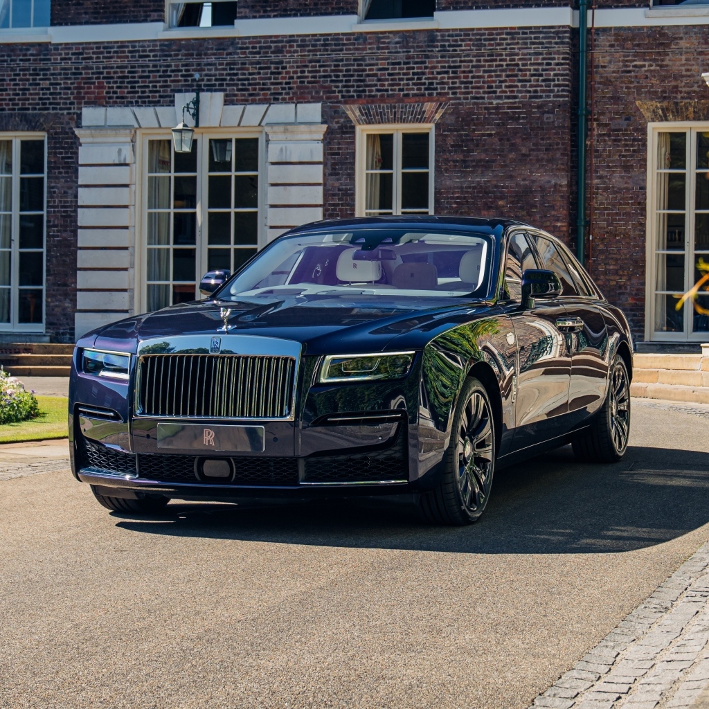 Черный автомобиль  Rolls-Royce Ghost у дома