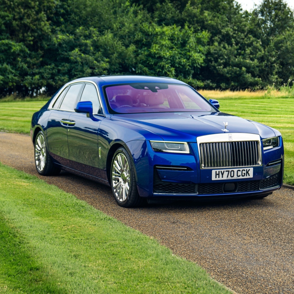 Синий дорогой автомобиль  Rolls-Royce Ghost