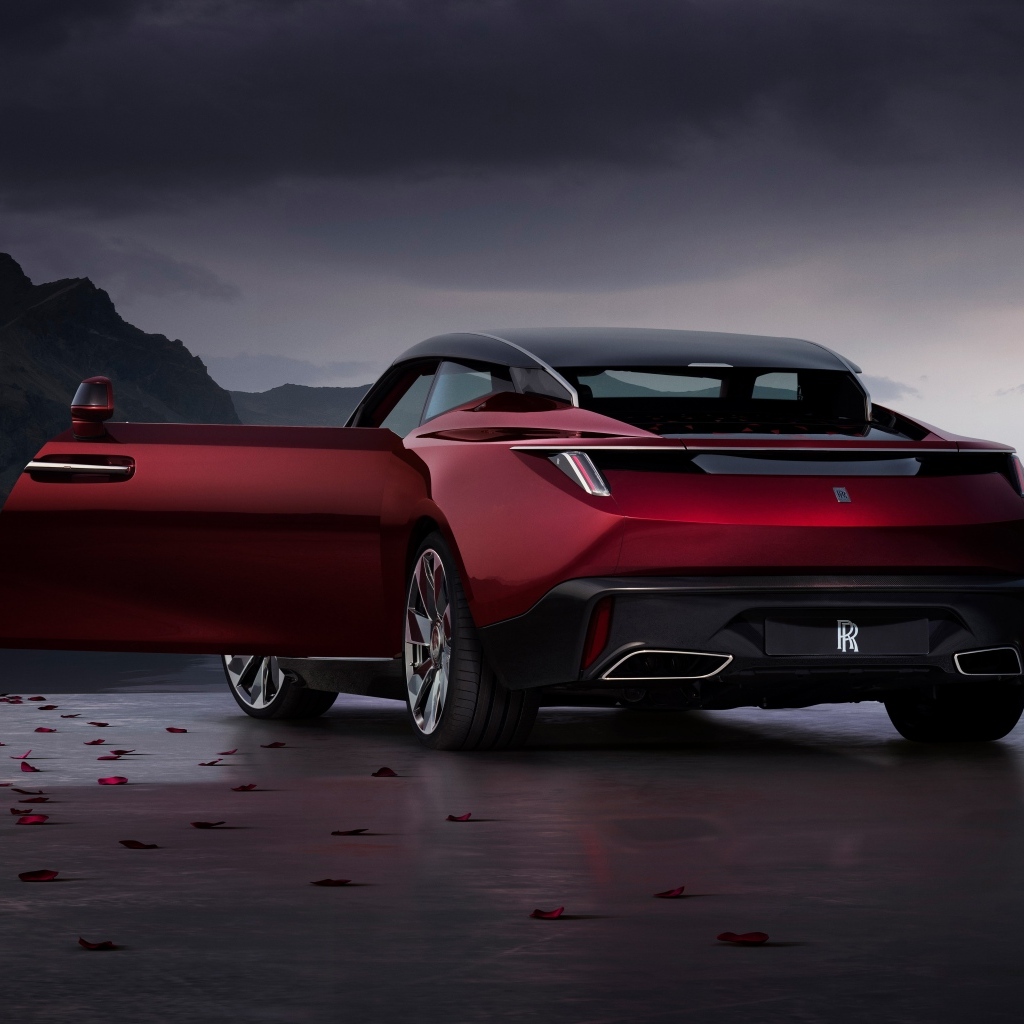 Бордовый Rolls-Royce La Rose Noire Droptail 2023 года с открытой дверью