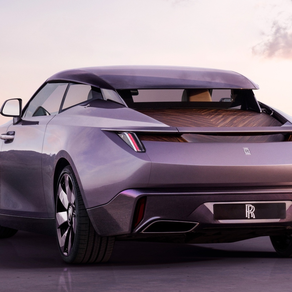 Дорогой Rolls-Royce Amethyst Droptail вид сзади