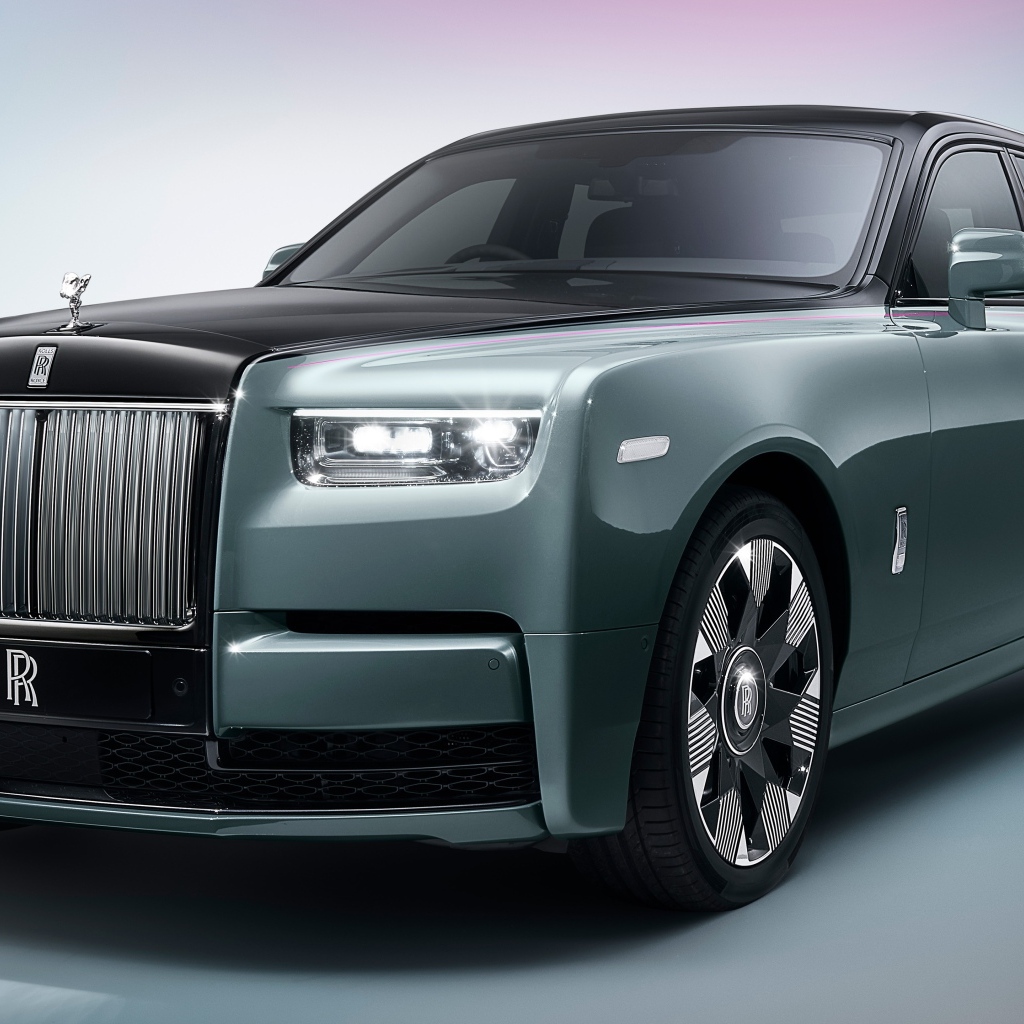 Дорогой автомобиль Rolls-Royce Phantom на сером фоне