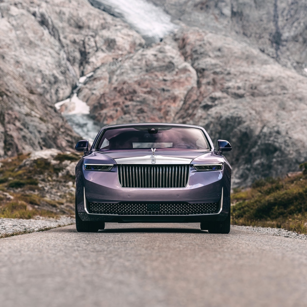 Вид спереди на автомобиль Rolls-Royce Amethyst Droptail