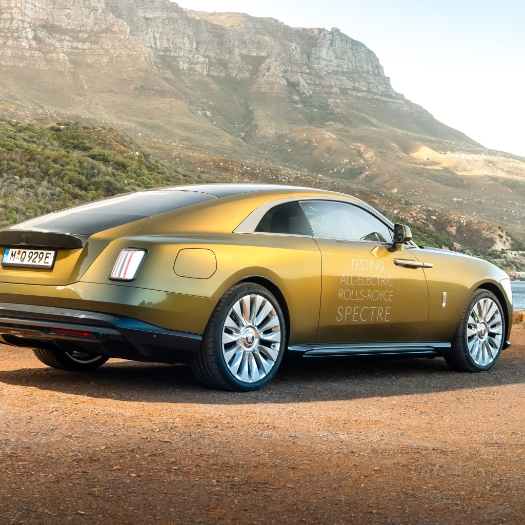 Золотистый Rolls-Royce Spectre вид сзади