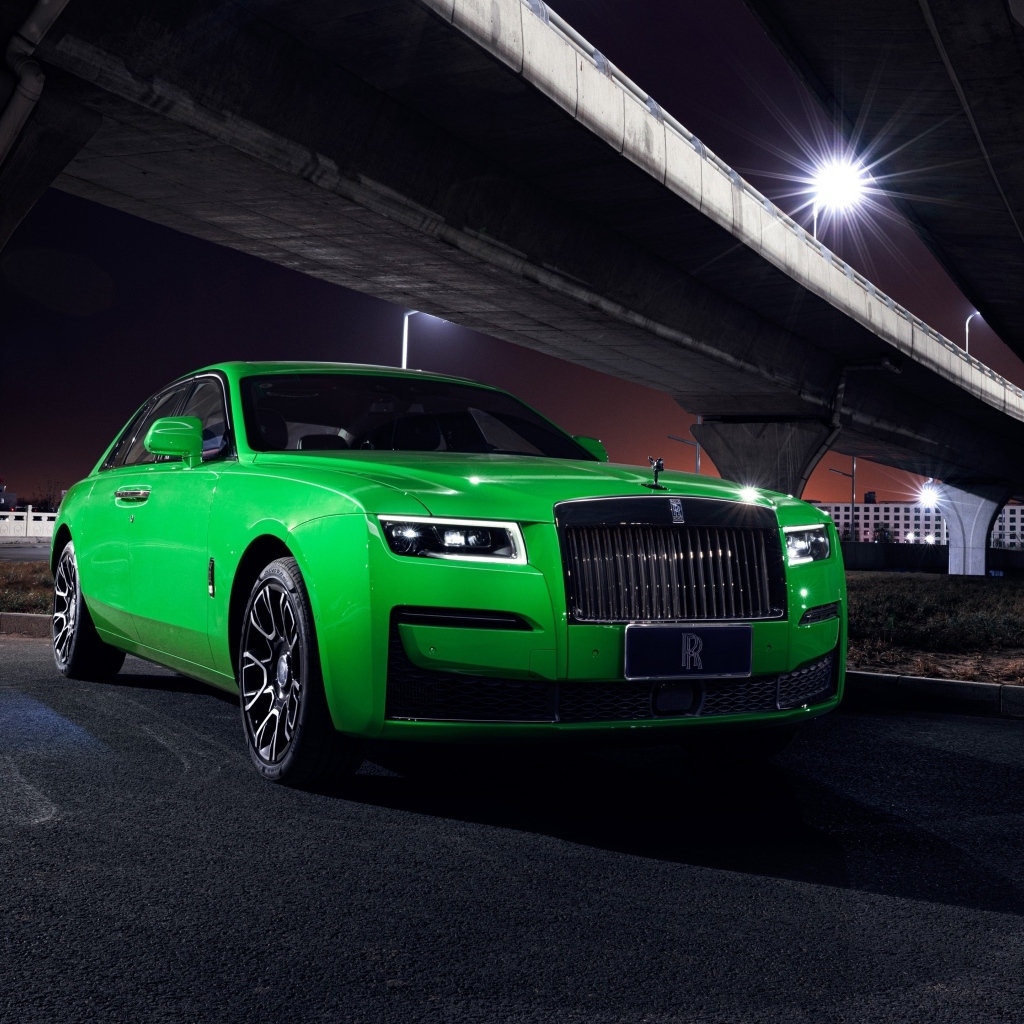 Зеленый автомобиль Rolls-Royce Black Badge Ghost