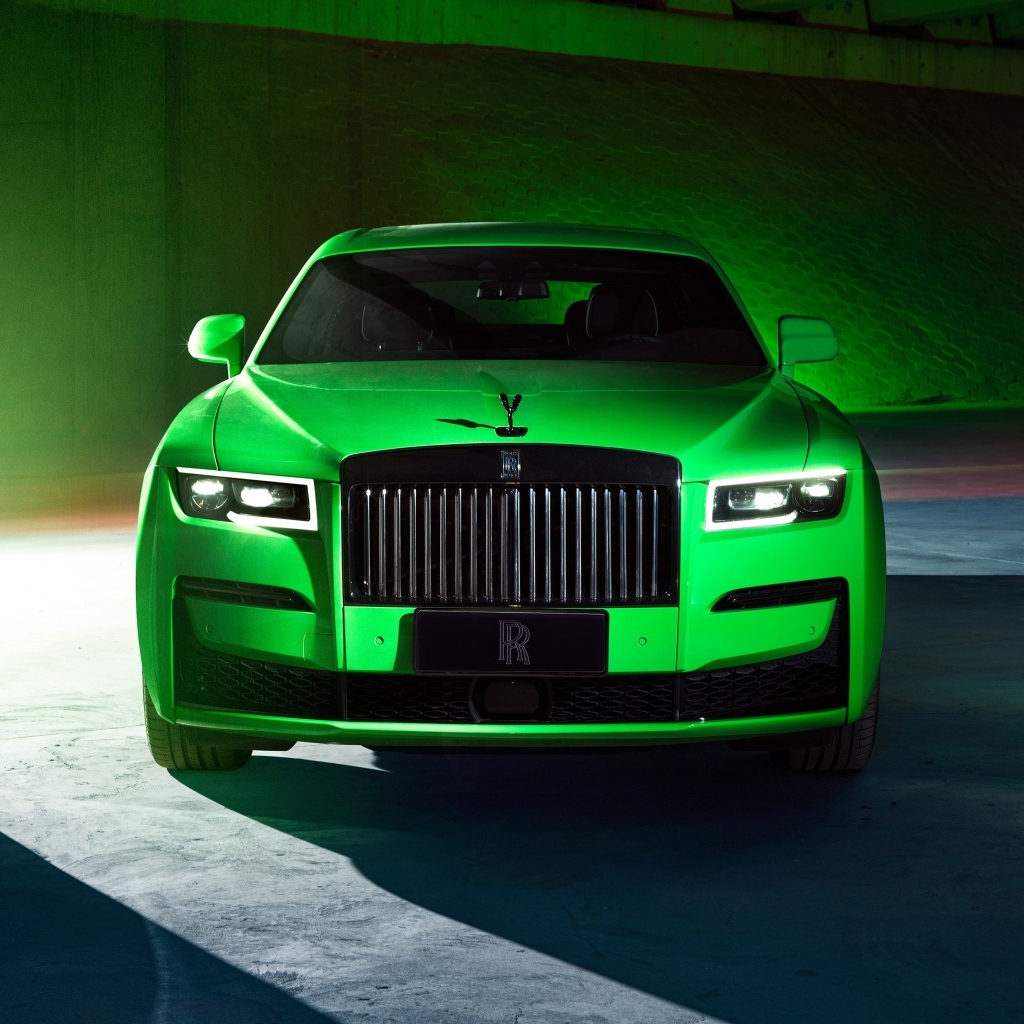 Зеленый автомобиль Rolls-Royce Black Badge Ghost вид спереди