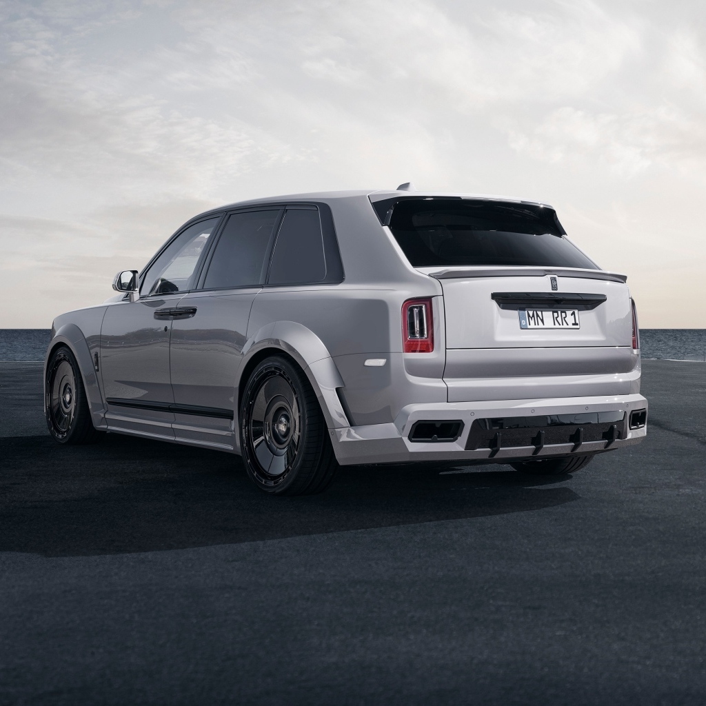 Вид сзади на автомобиль Rolls-Royce Cullinan Overdose S 2023 года