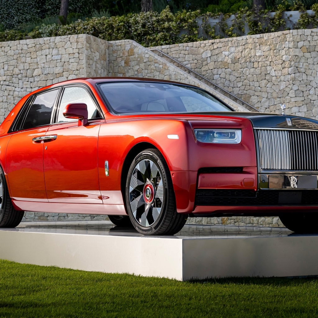 Красный автомобиль Rolls-Royce Phantom 2022 года