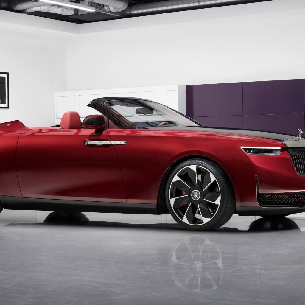Красный кабриолет Rolls-Royce La Rose Noire Droptail 2023 года в комнате