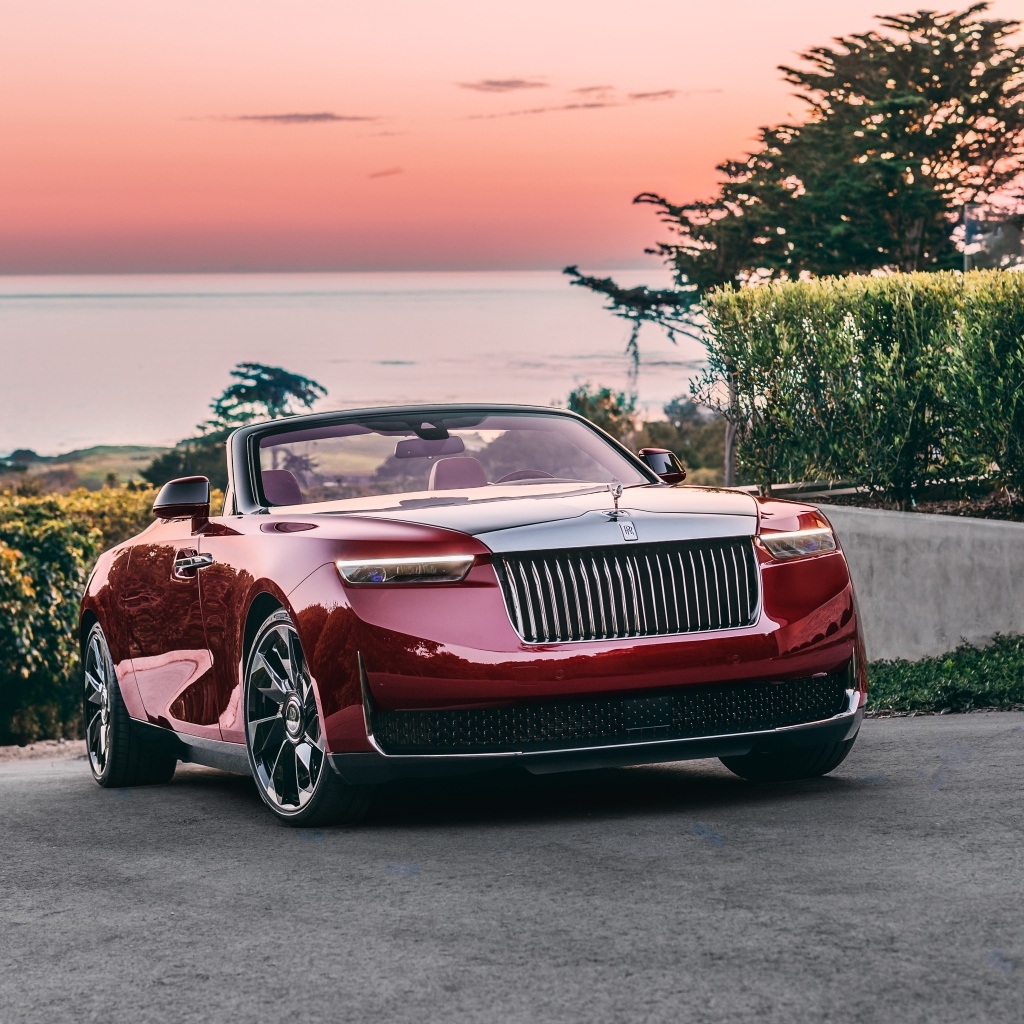 Красный автомобиль Rolls-Royce La Rose Noire Droptail вид спереди