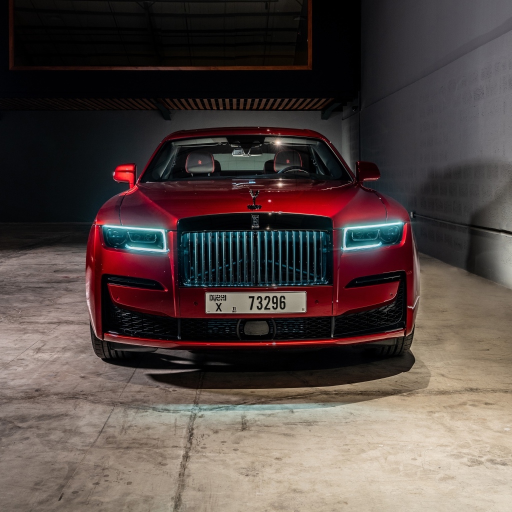 Красный автомобиль Rolls-Royce Black Badge Ghost  в гараже