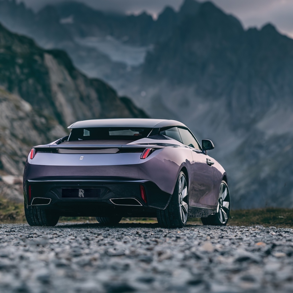 Автомобиль Rolls-Royce Amethyst Droptail 2023 вид сзади на фоне гор