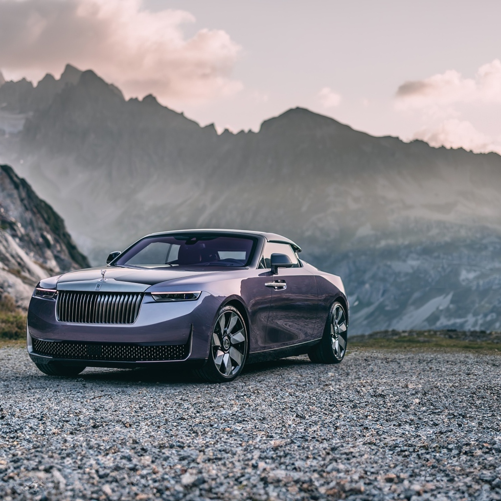Автомобиль Rolls-Royce Amethyst Droptail 2023 года на фоне гор