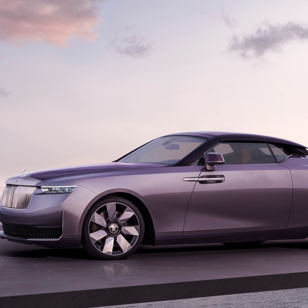 Автомобиль Rolls-Royce Amethyst Droptail на фоне неба