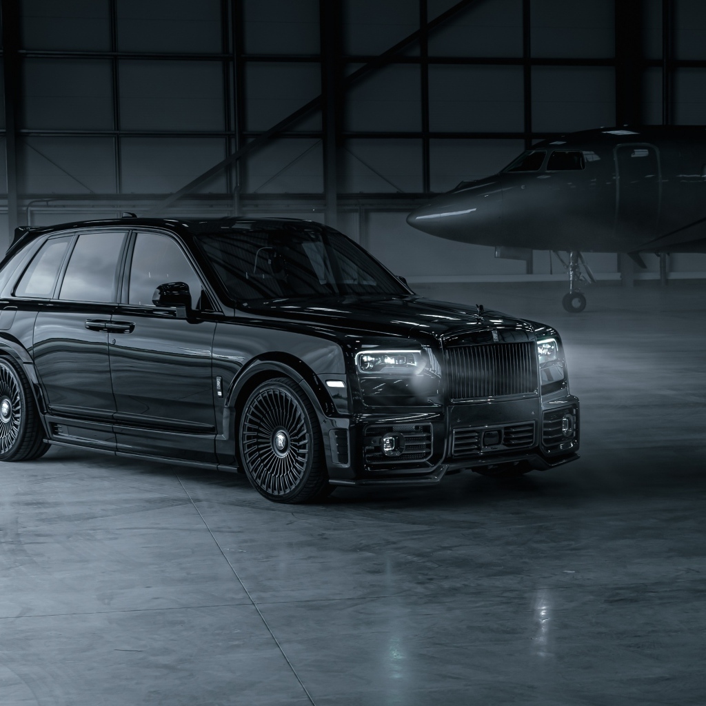 Автомобиль Rolls-Royce Cullinan с включенными фарами