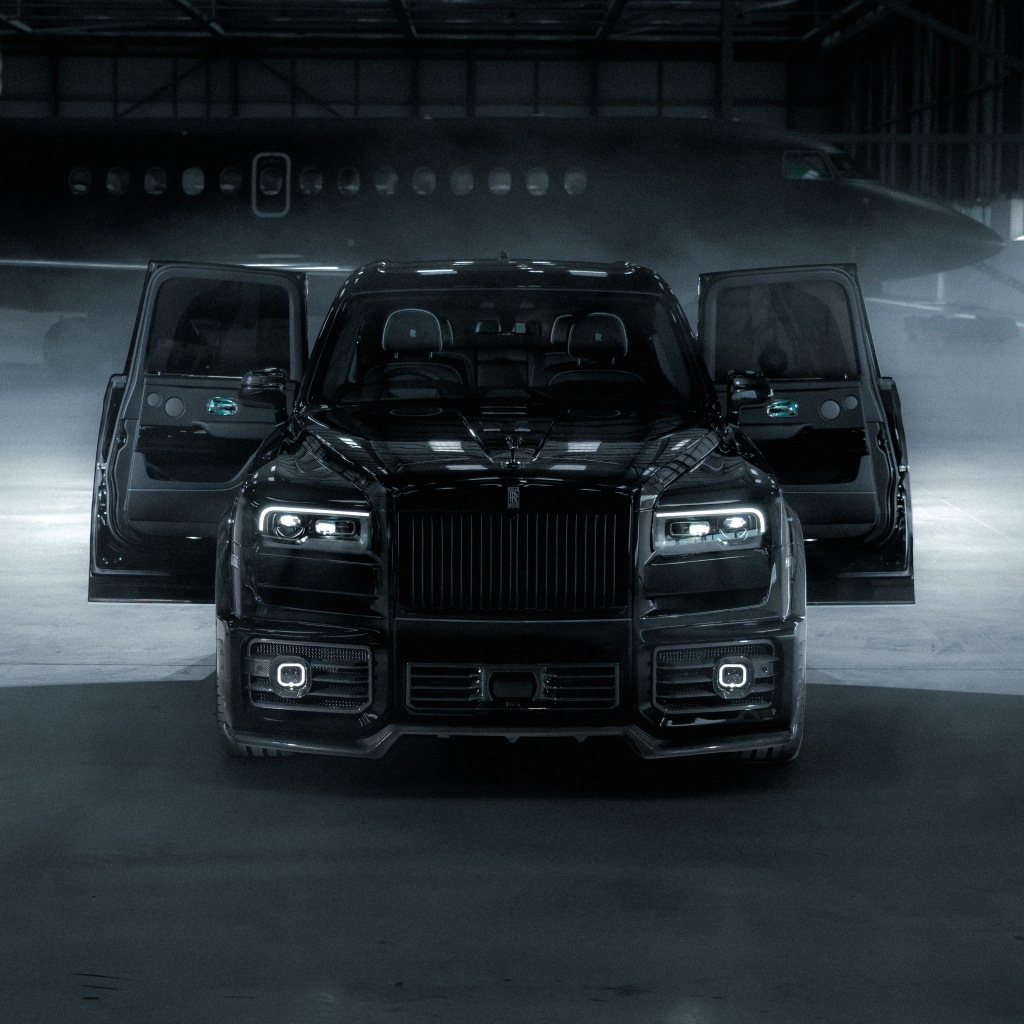 Автомобиль Rolls-Royce Cullinan с открытыми дверями