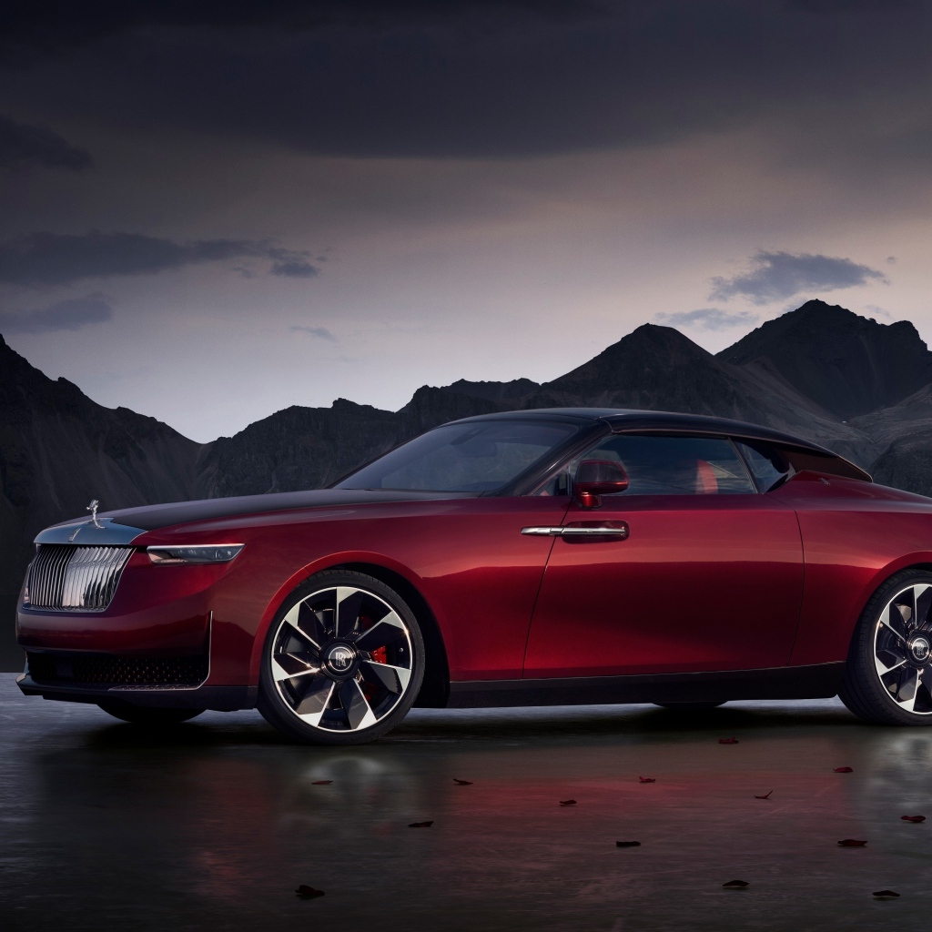 Автомобиль Rolls-Royce La Rose Noire Droptail 2023 года на фоне гор