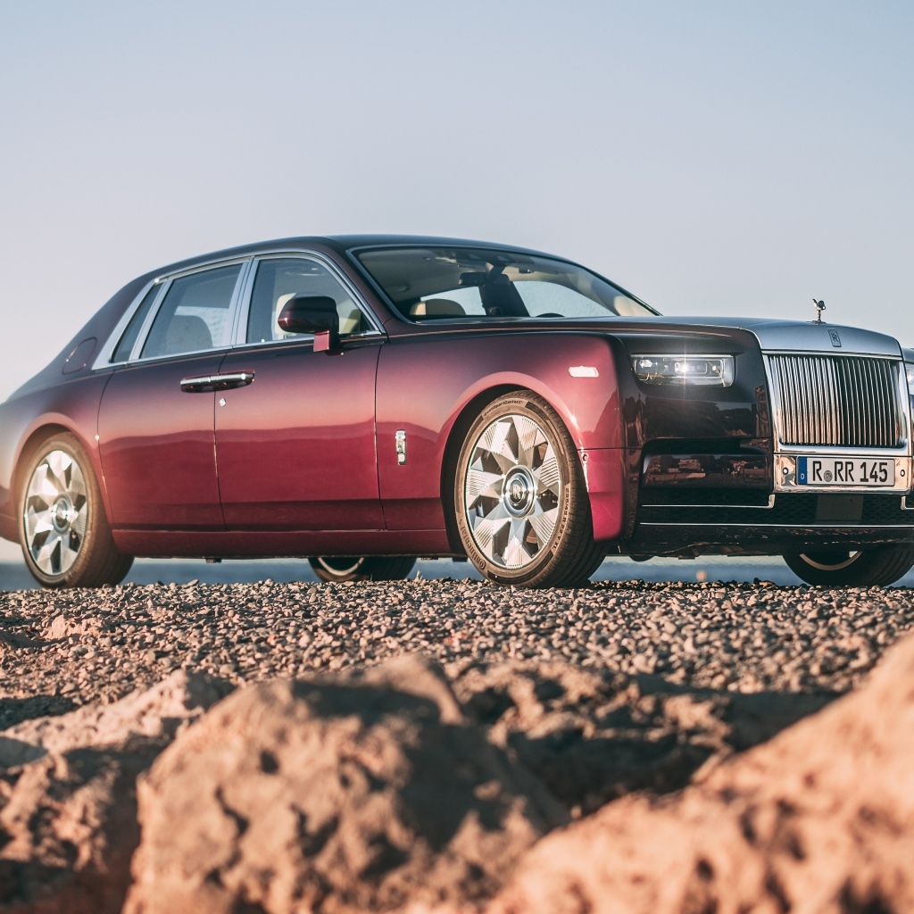 Автомобиль Rolls-Royce Phantom на песке