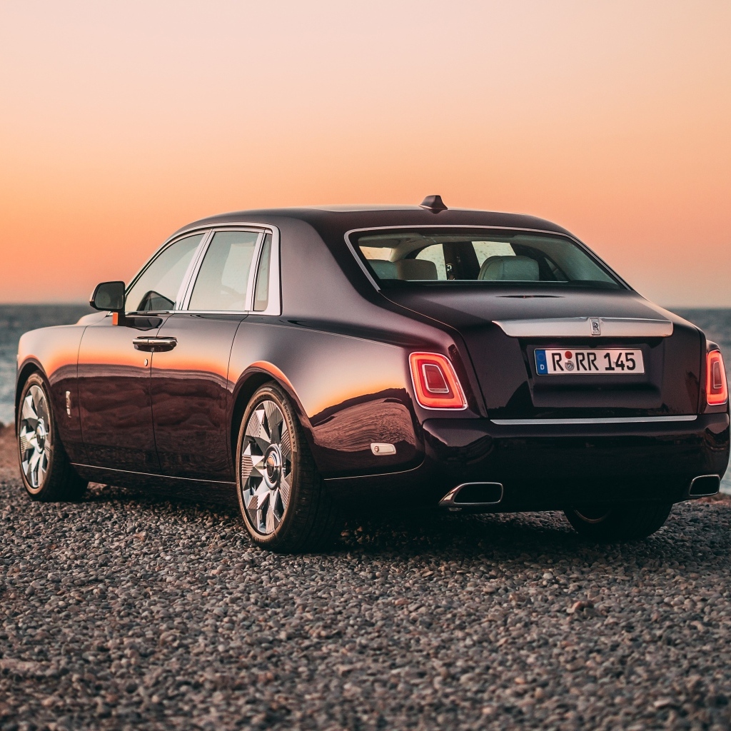 Автомобиль Rolls-Royce Phantom вид сзади