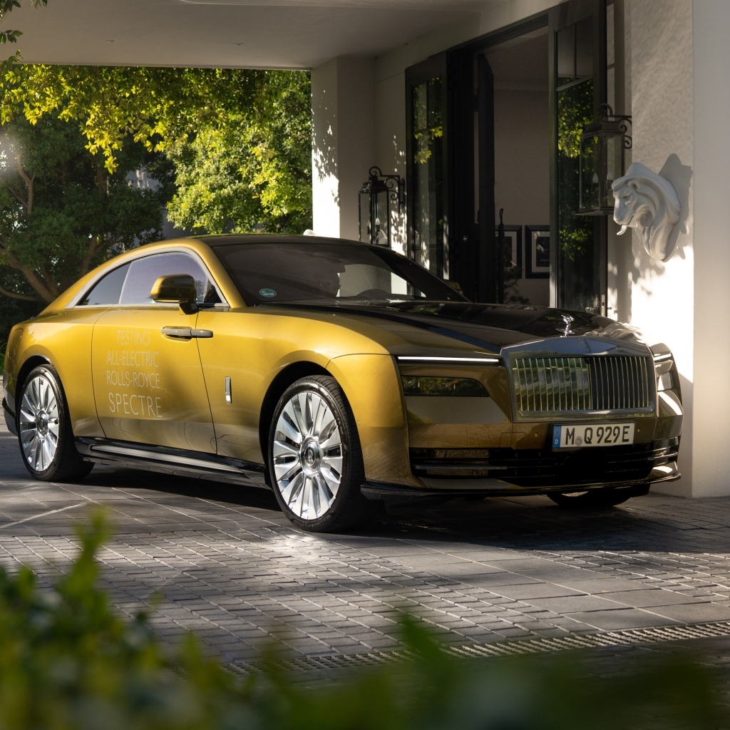 Автомобиль Rolls-Royce Spectre у дома