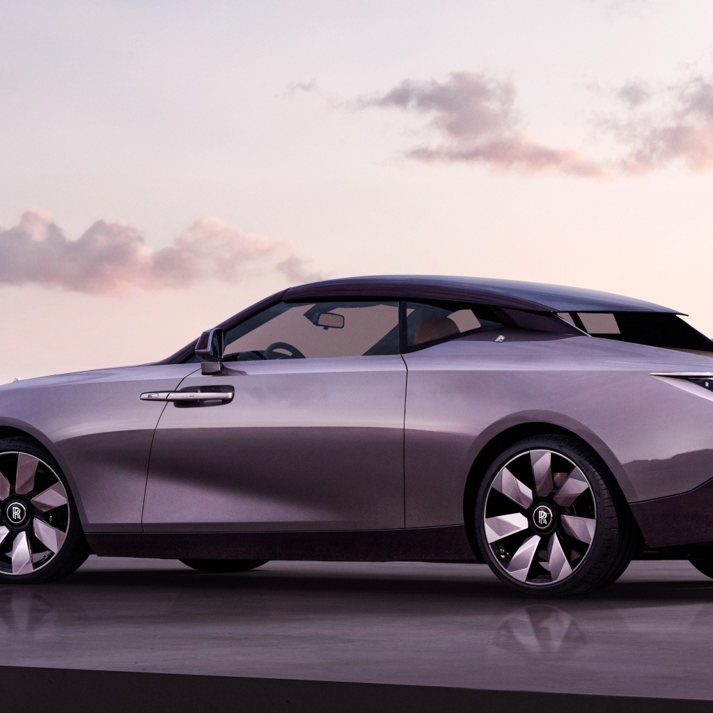 Серебристый автомобиль Rolls-Royce Amethyst Droptail вид сзади