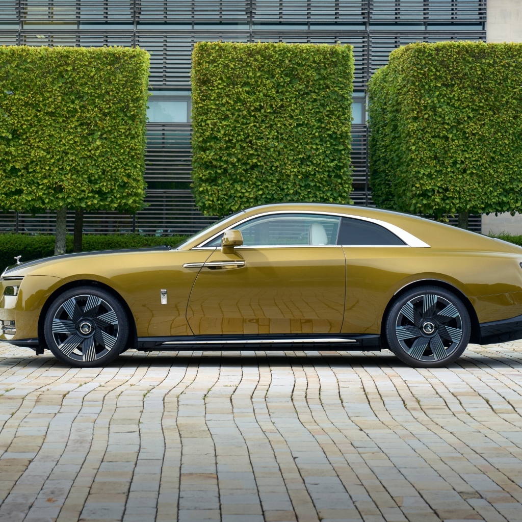 Стильный дорогой автомобиль Rolls-Royce Spectre на стоянке