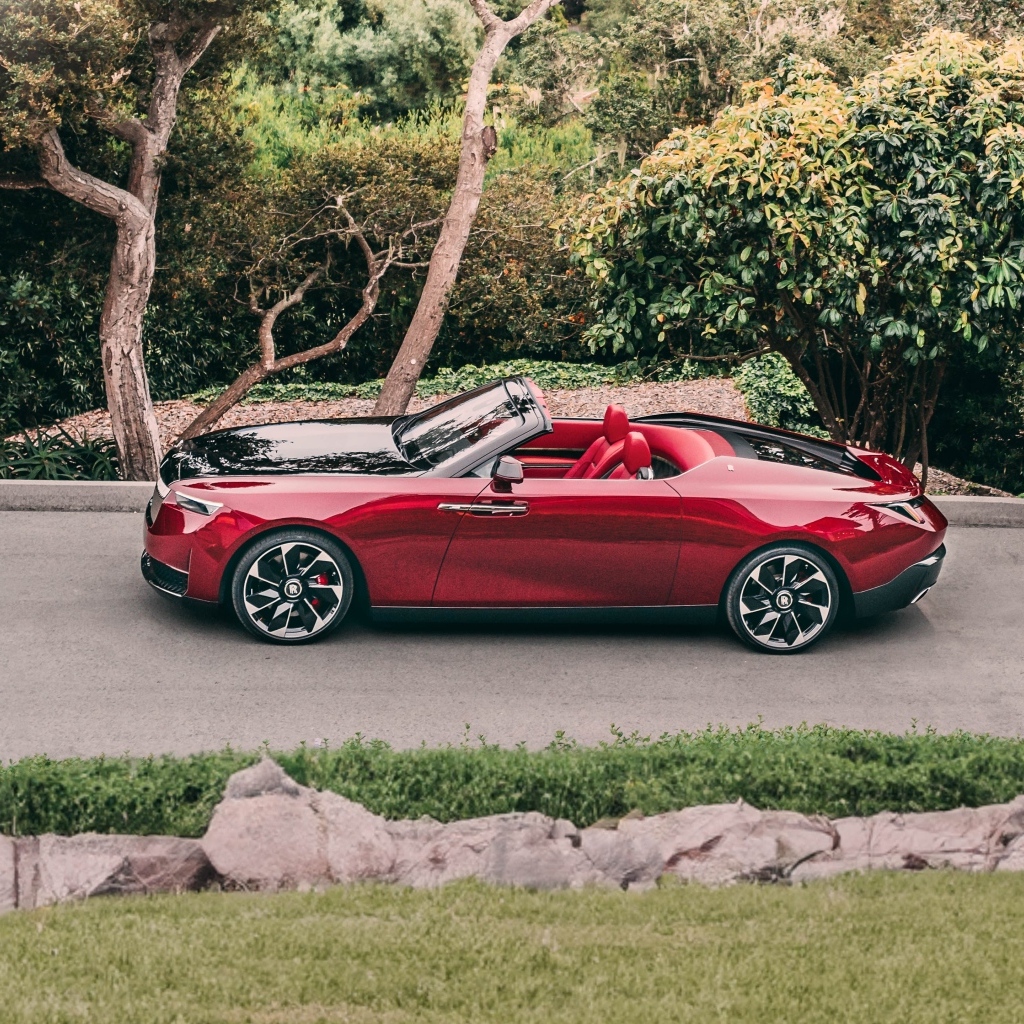 Вид сверху на красный автомобиль Rolls-Royce La Rose Noire Droptail 2023 года