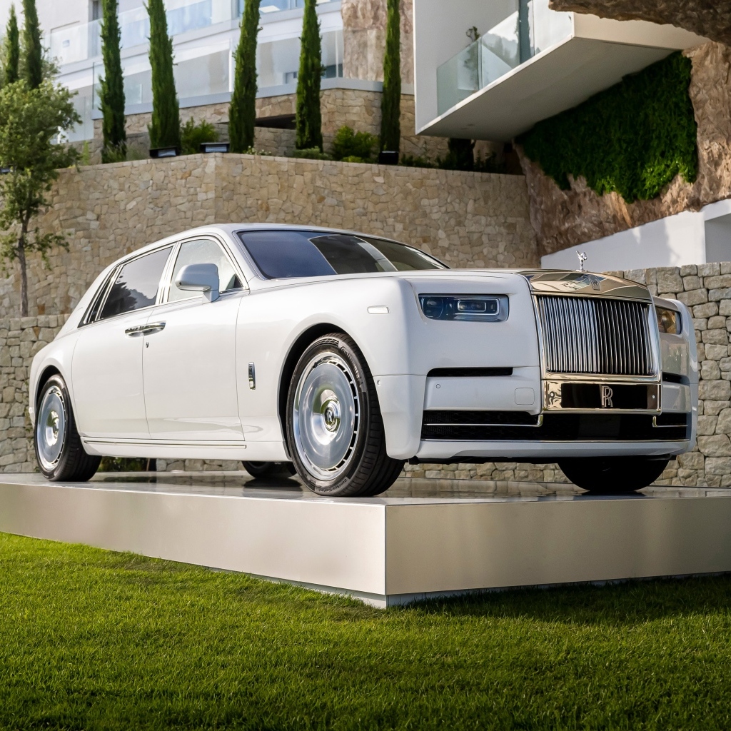 Белый автомобиль Rolls-Royce Phantom 2022 года у дома