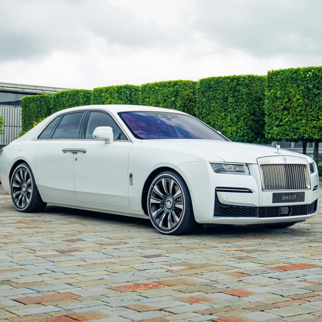 Белый дорогой автомобиль Rolls-Royce Ghost