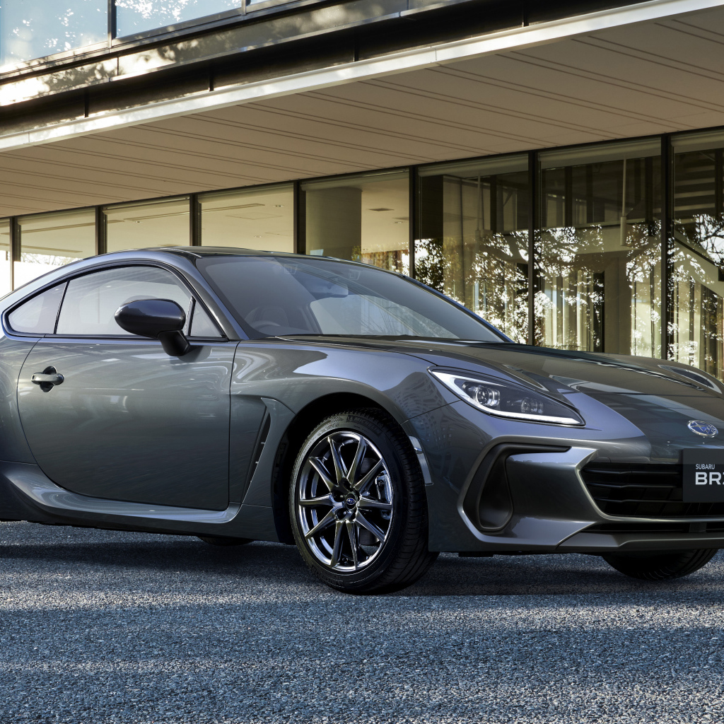 Автомобиль Subaru BRZ 2023 у дома 