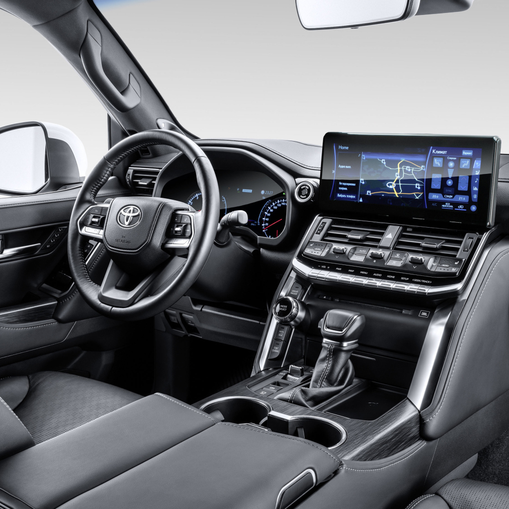 Кожаный салон автомобиля Toyota Land Cruiser 70th Anniversary 2022 года