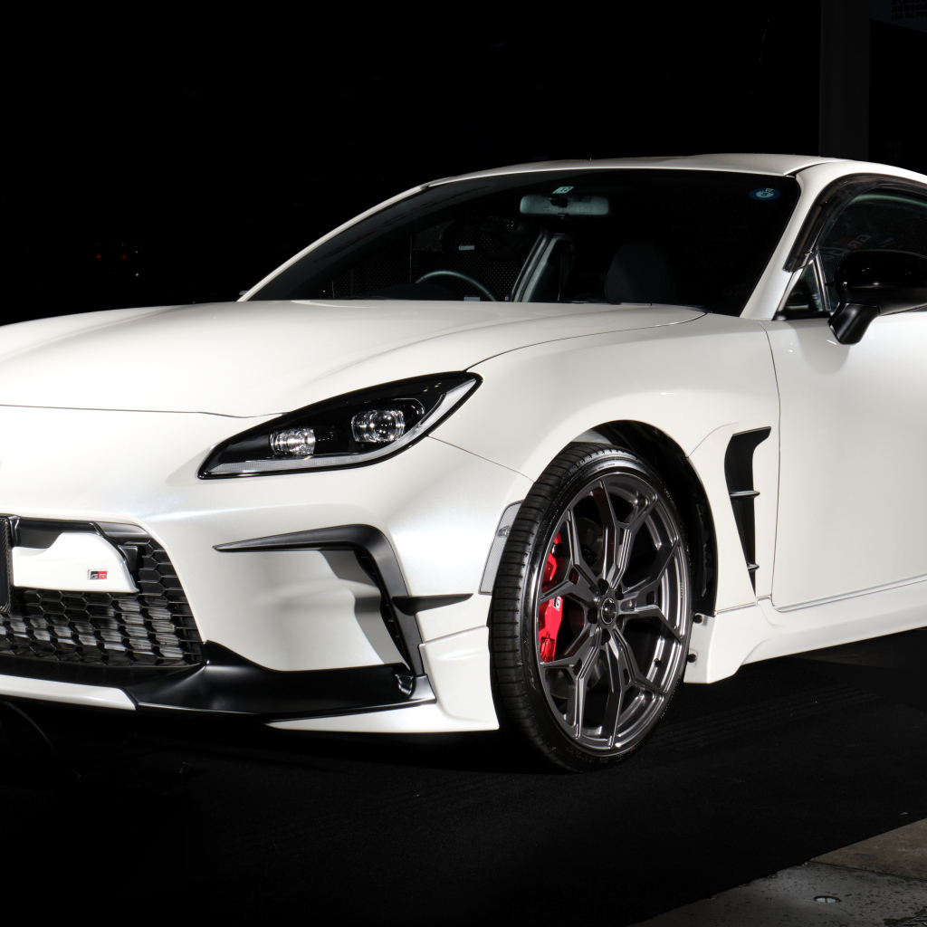 Белый автомобиль Toyota GR 86 GR Parts Concept 2023 года