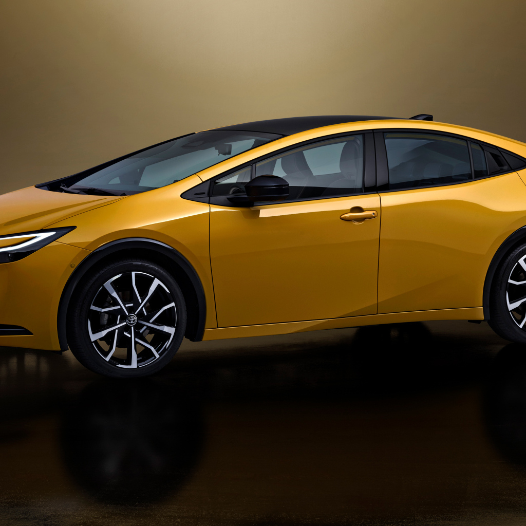 Желтый автомобиль Toyota Prius Plug-In Hybrid 2023 года