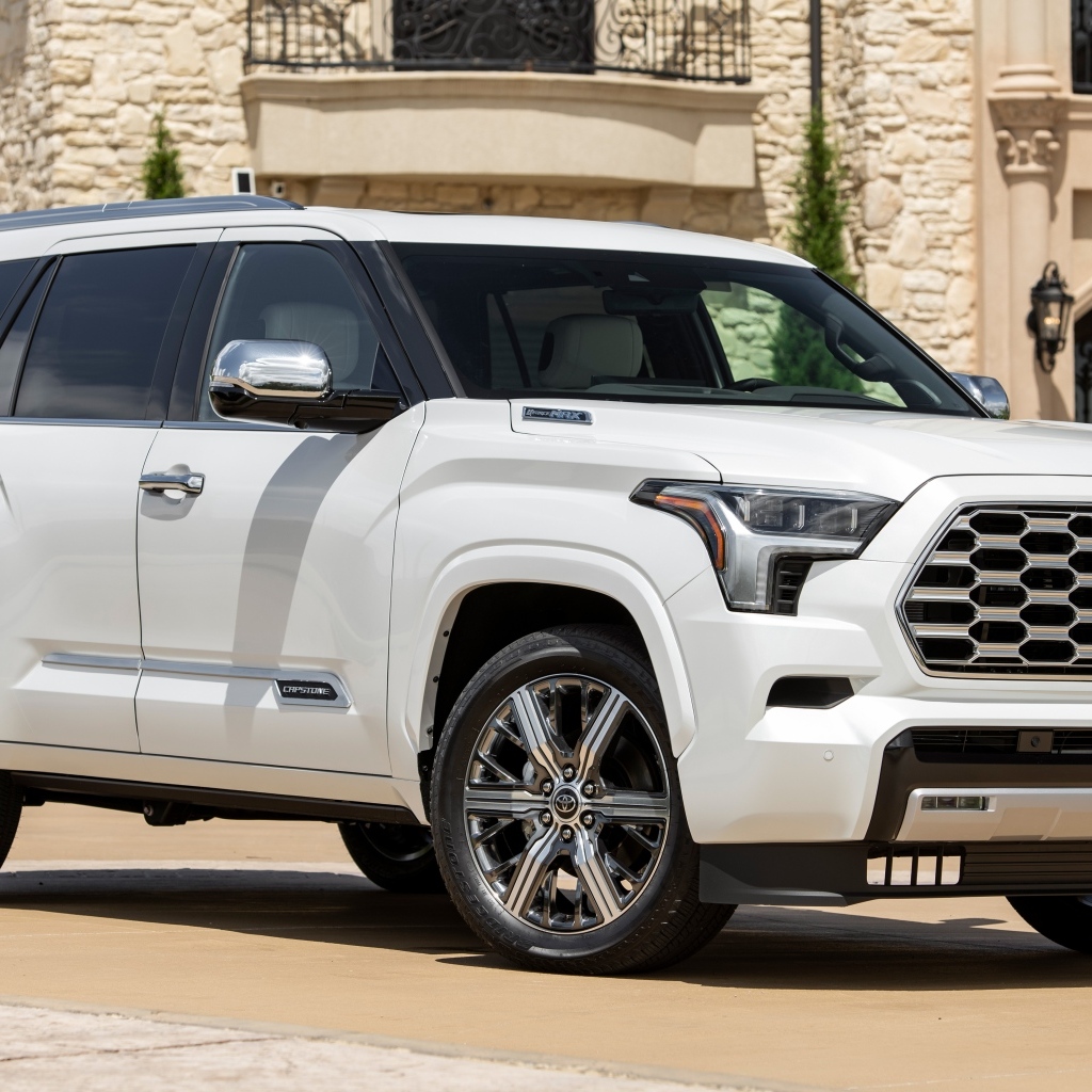 Белый внедорожник Toyota Sequoia Capstone 2023 года