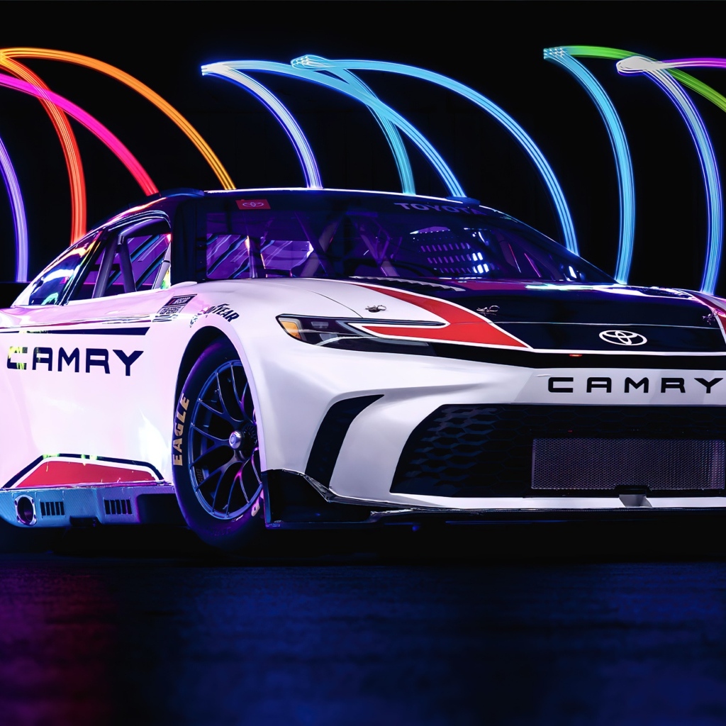 Автомобиль Toyota Camry XSE NASCAR Race Car 2024  года на разноцветном фоне