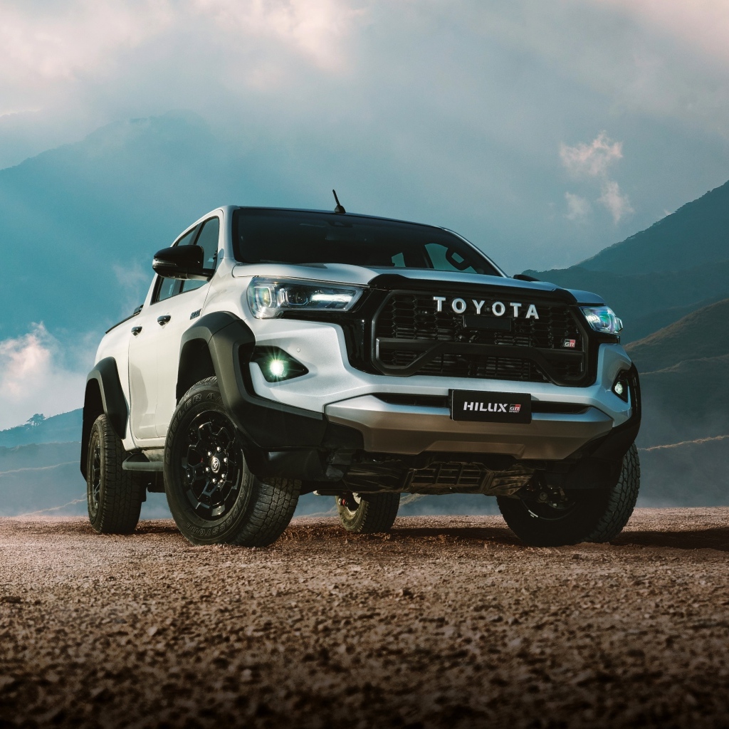 Большой Toyota Hilux GR Sport Double Cab 2023 года