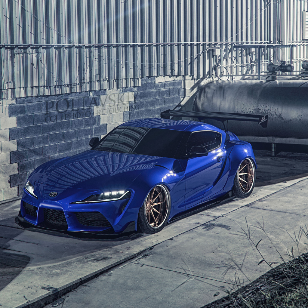 Синий спорткар Toyota Supra Luxury у здания