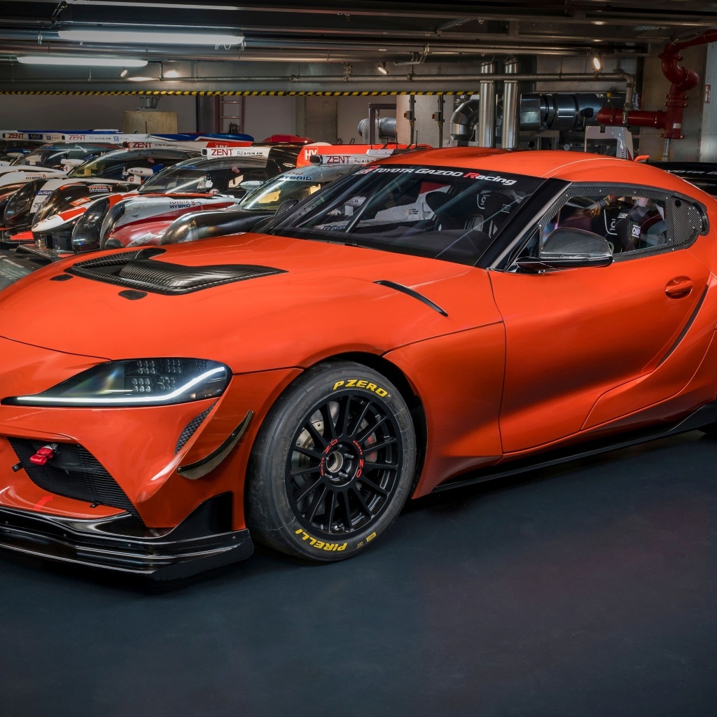 Быстрый красный автомобиль Toyota GR Supra GT4 100 Edition 2023 года