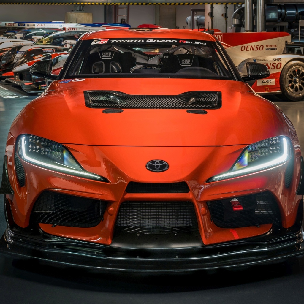 Вид спереди на автомобиль Toyota GR Supra GT4 100 Edition 2023 года