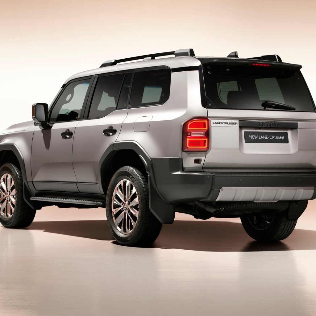 Вид сзади на автомобиль Toyota Land Cruiser 2024  года