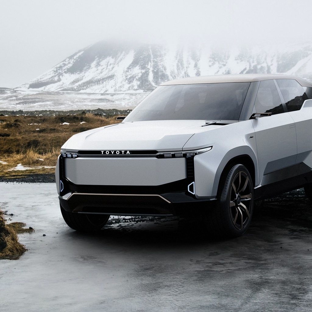 Внедорожник Toyota Land Cruiser Se 2023  года в горах