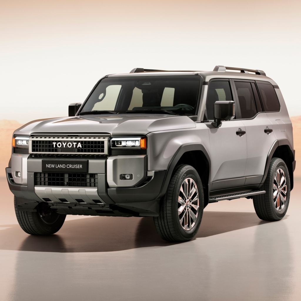 Серебристый внедорожник Toyota Land Cruiser 2024  года