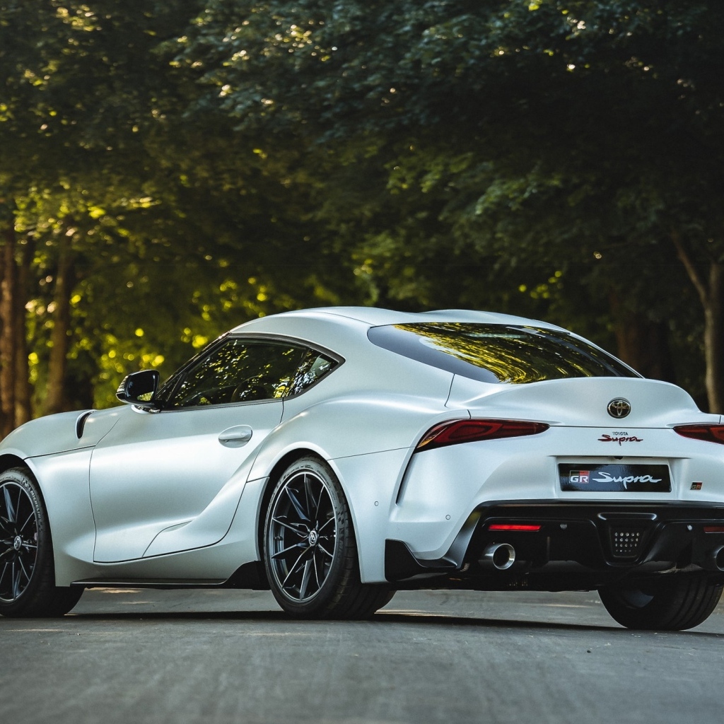Серебристый автомобиль Toyota GR Supra Pro вид сзади