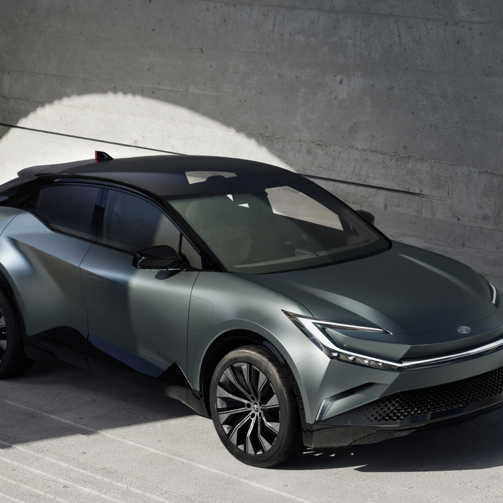 Автомобиль Toyota BZ Compact SUV Concept 2022  у стены