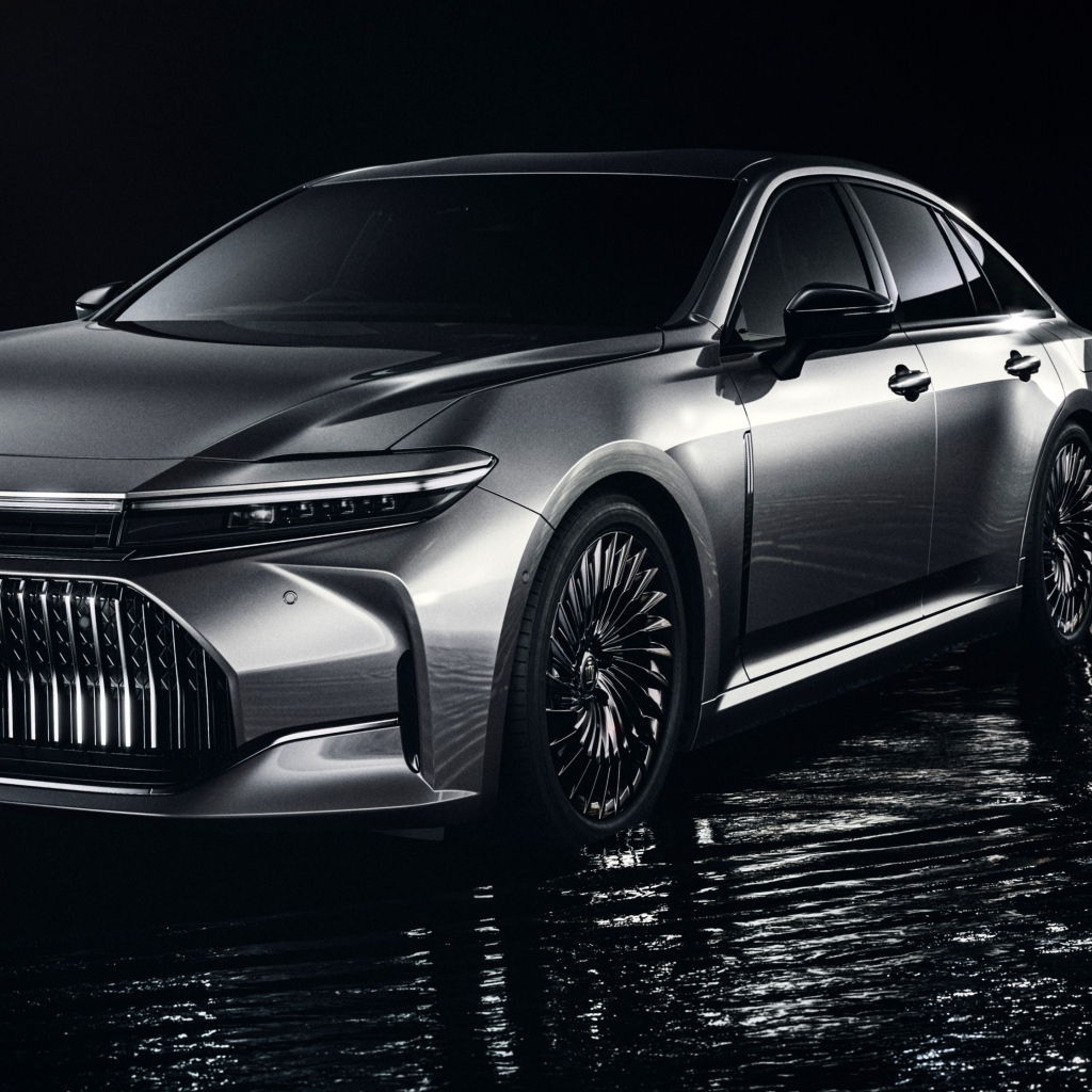 Автомобиль Toyota Crown FCEV стоит  в воде