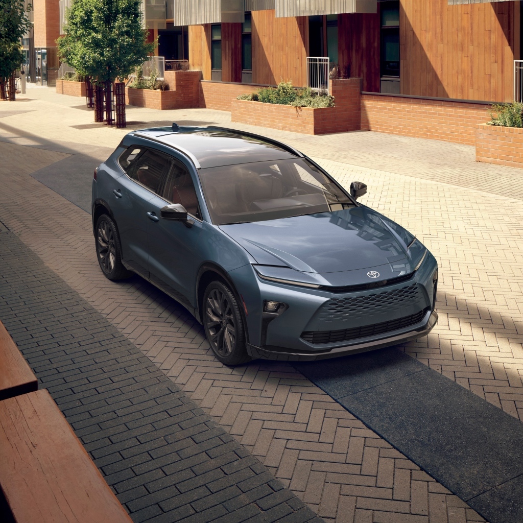 Автомобиль Toyota Crown Signia 2025 года на улице города