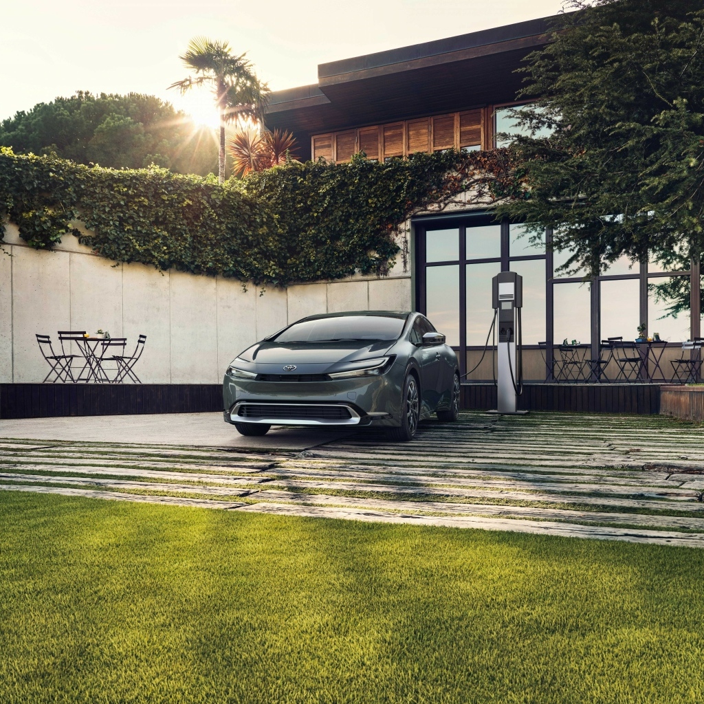 Автомобиль Toyota Prius Prime заправляется